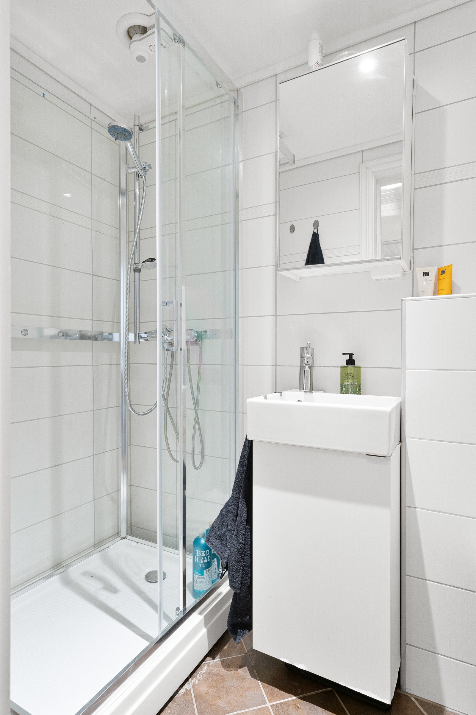 Innredet med både toalett og dusj, samt servantinnredning med speil. Galleribilde