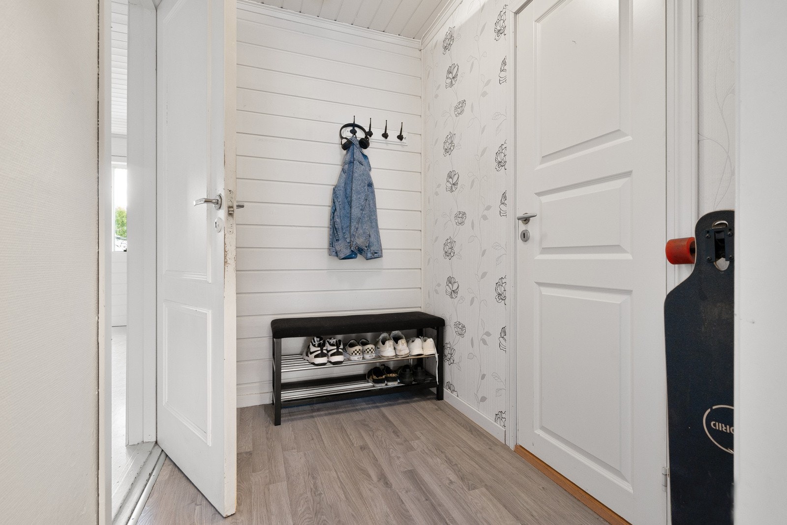 Lys og fin entre, direkte tilgang til stue og bad. Galleribilde