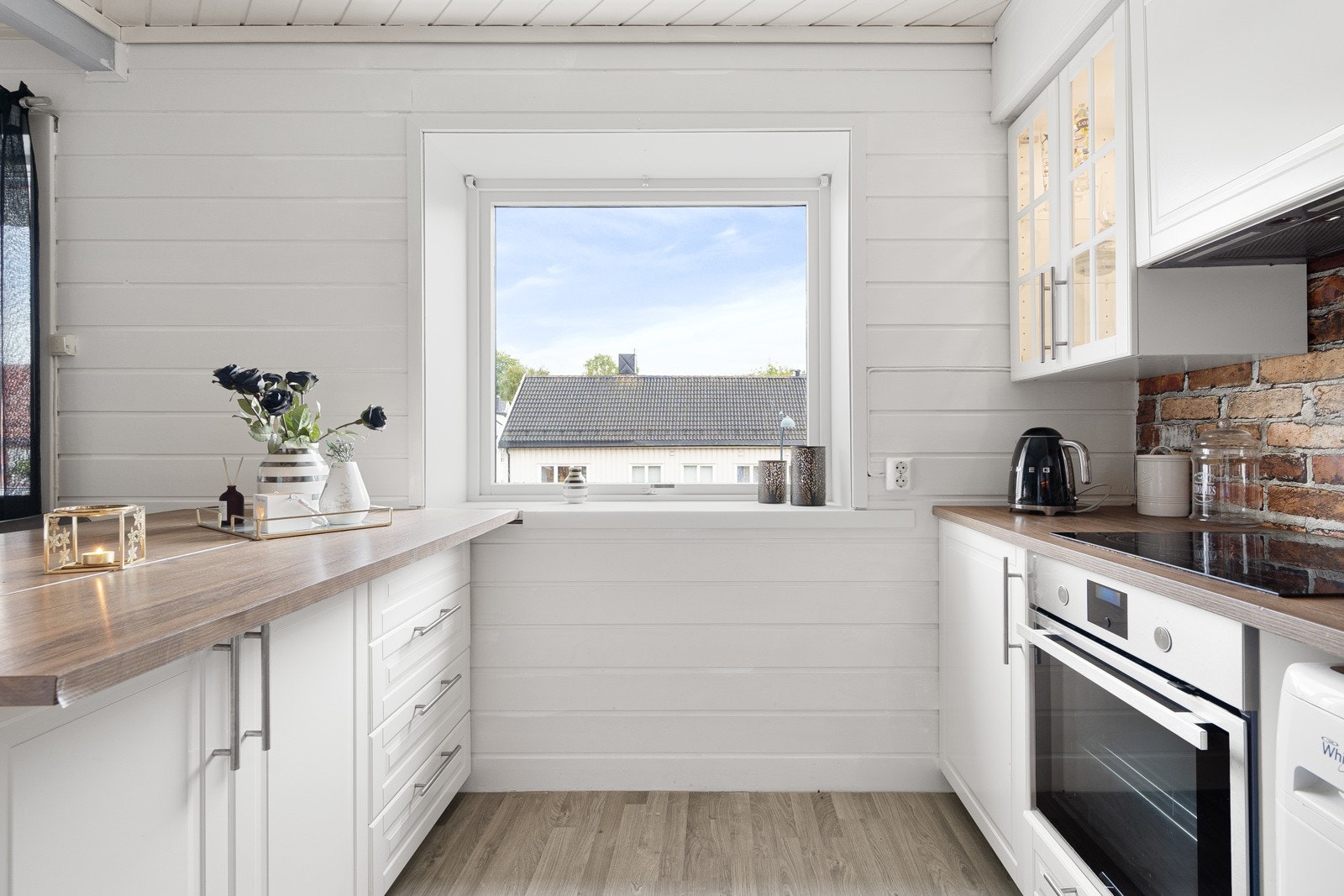 Moderne og arealeffektivt kjøkken fra 2019, godt utbredt med skap- og benkplass. Galleribilde