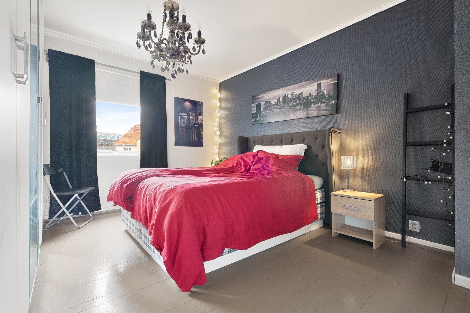 Stilrent soverom malt i moderne farger, god plass til stor dobbeltseng og diverse møblement. Galleribilde