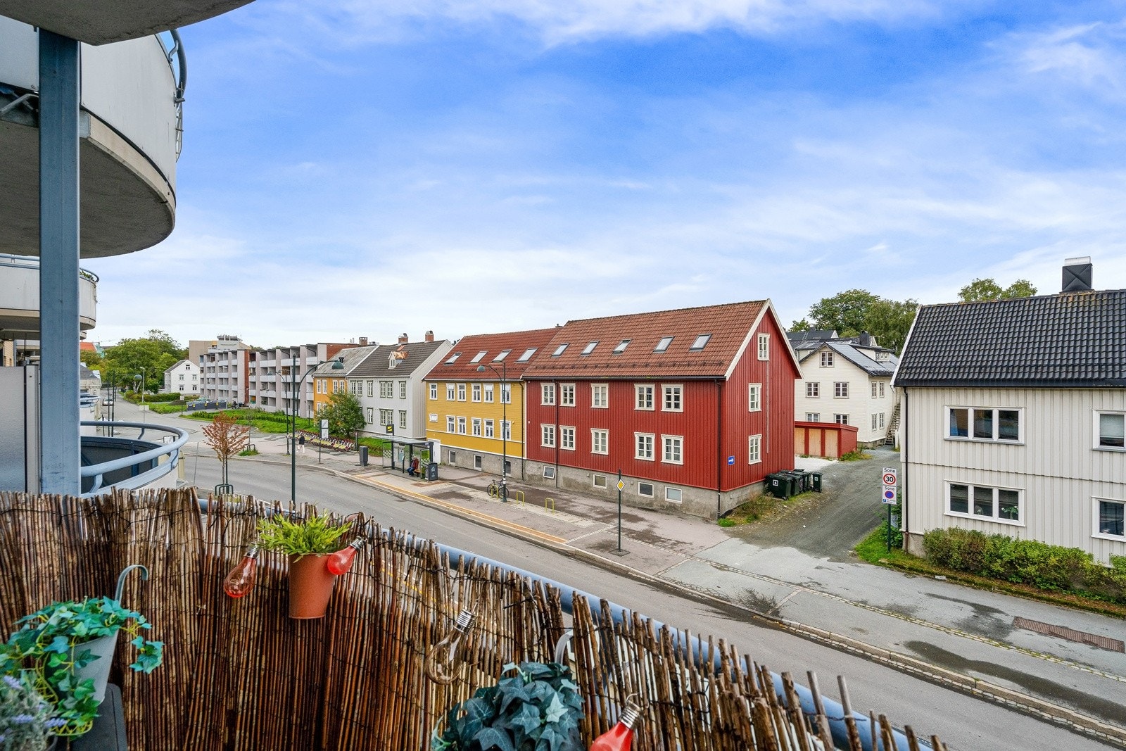 Sentral beliggenhet med busstopp like ved, gode kollektivtilbud i området. Galleribilde