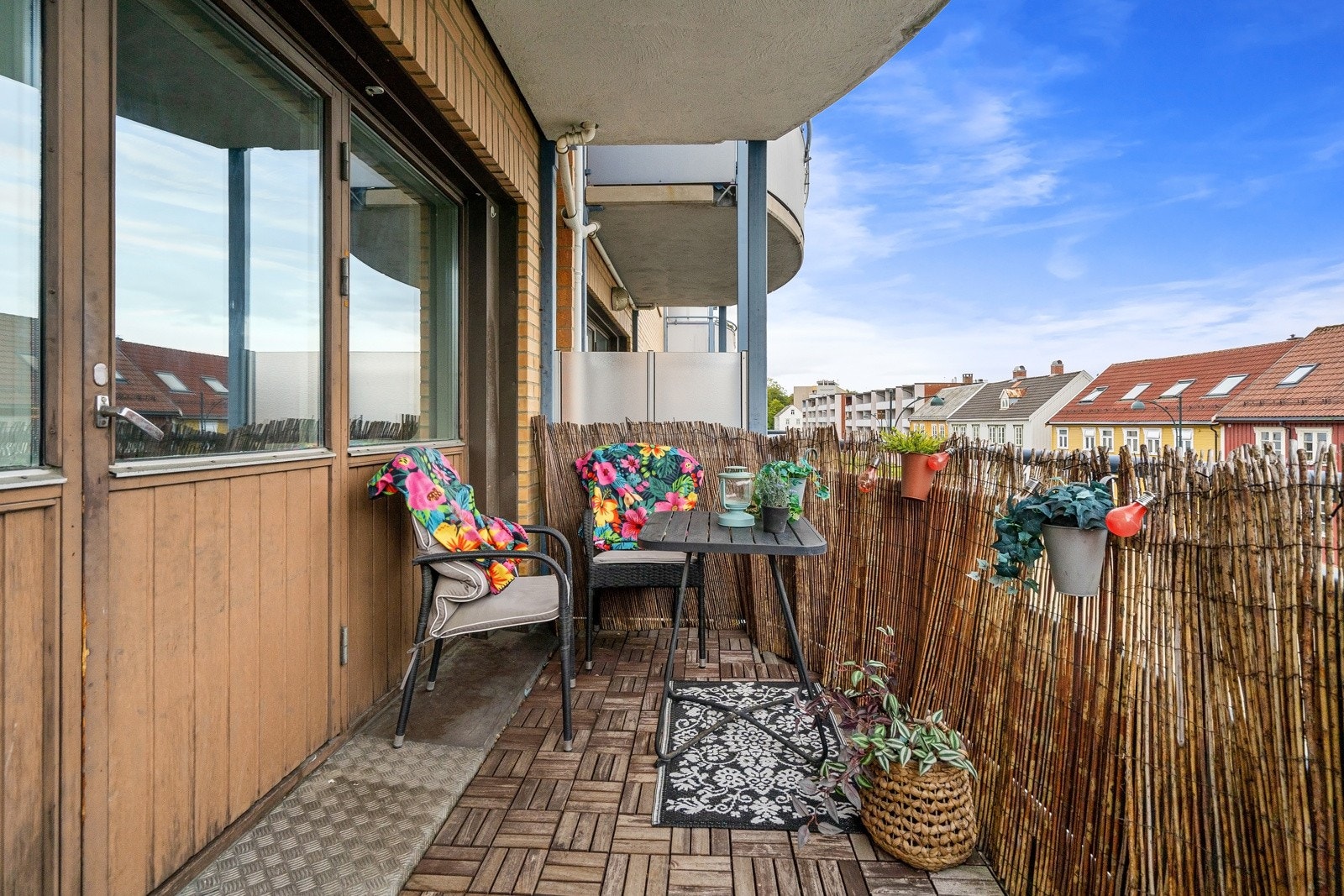 Sør/øst-vendt balkong med gode solforhold. Galleribilde