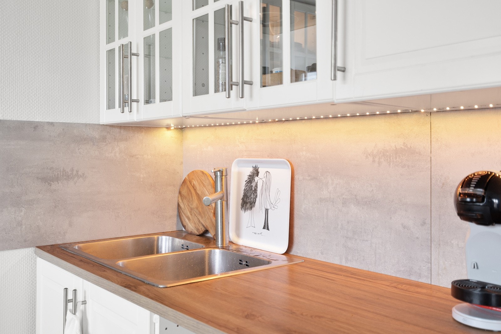 Innredet med profilerte fronter og benkeplate av laminat. Galleribilde