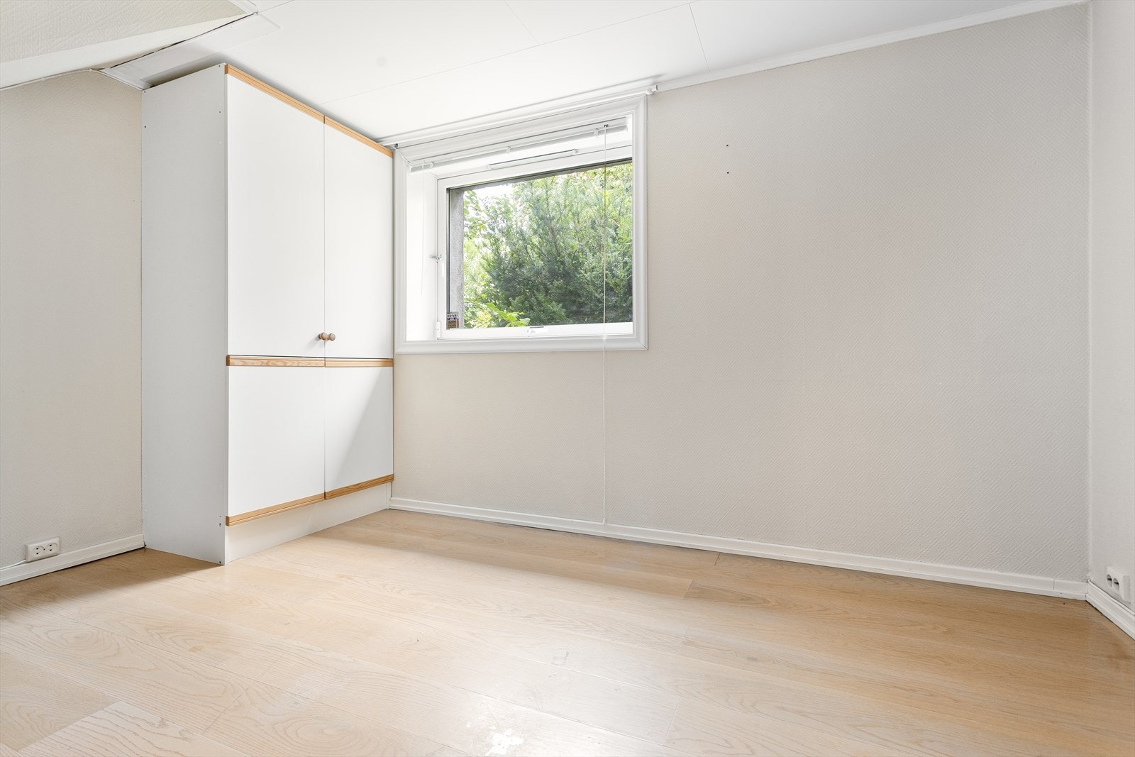 I underetasjen er det 2 rom innredet som soverom. Disse er ikke godkjent/søkt om til soverom. Galleribilde