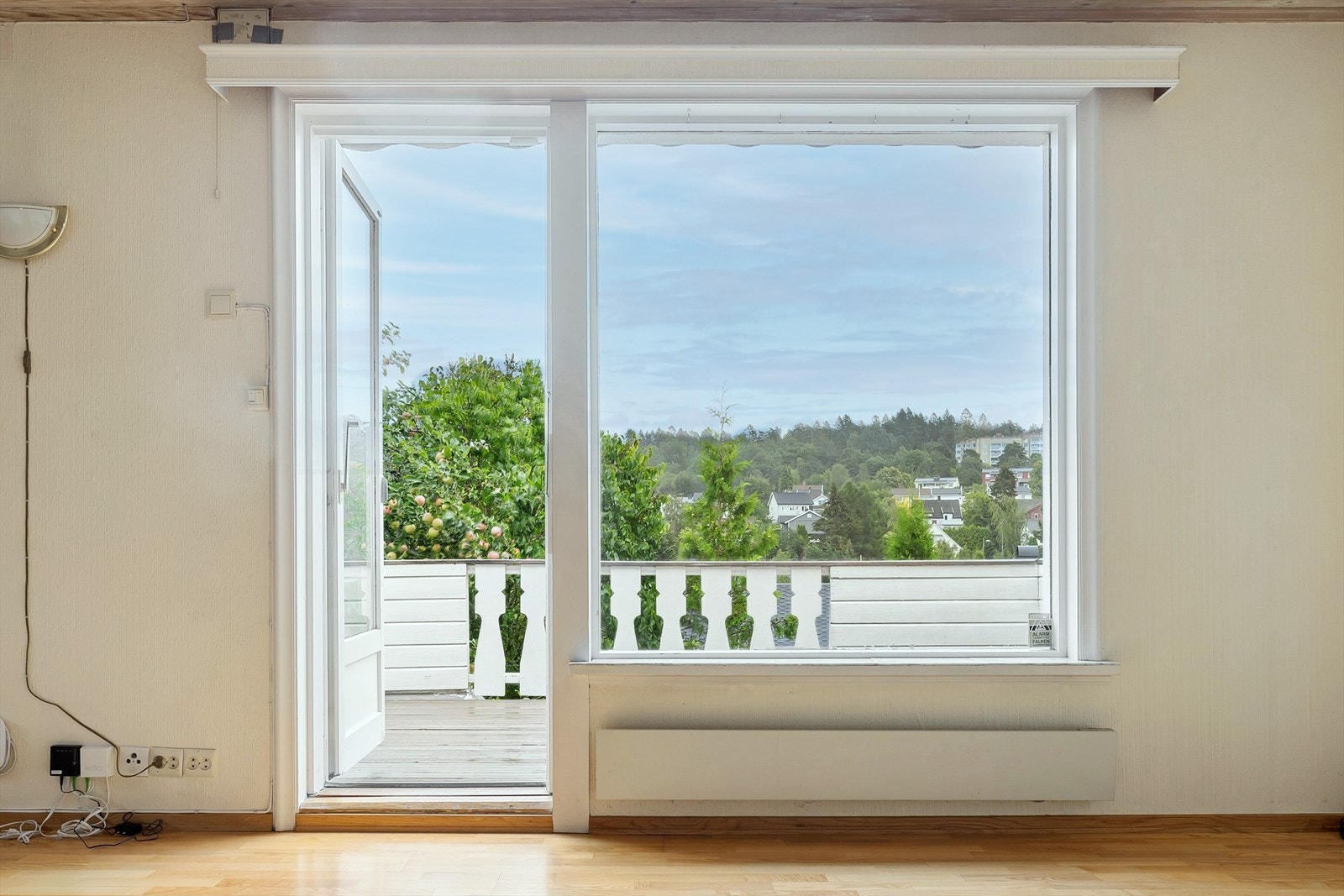 Stuen er lys, dog skjermet fra innsyn. Galleribilde