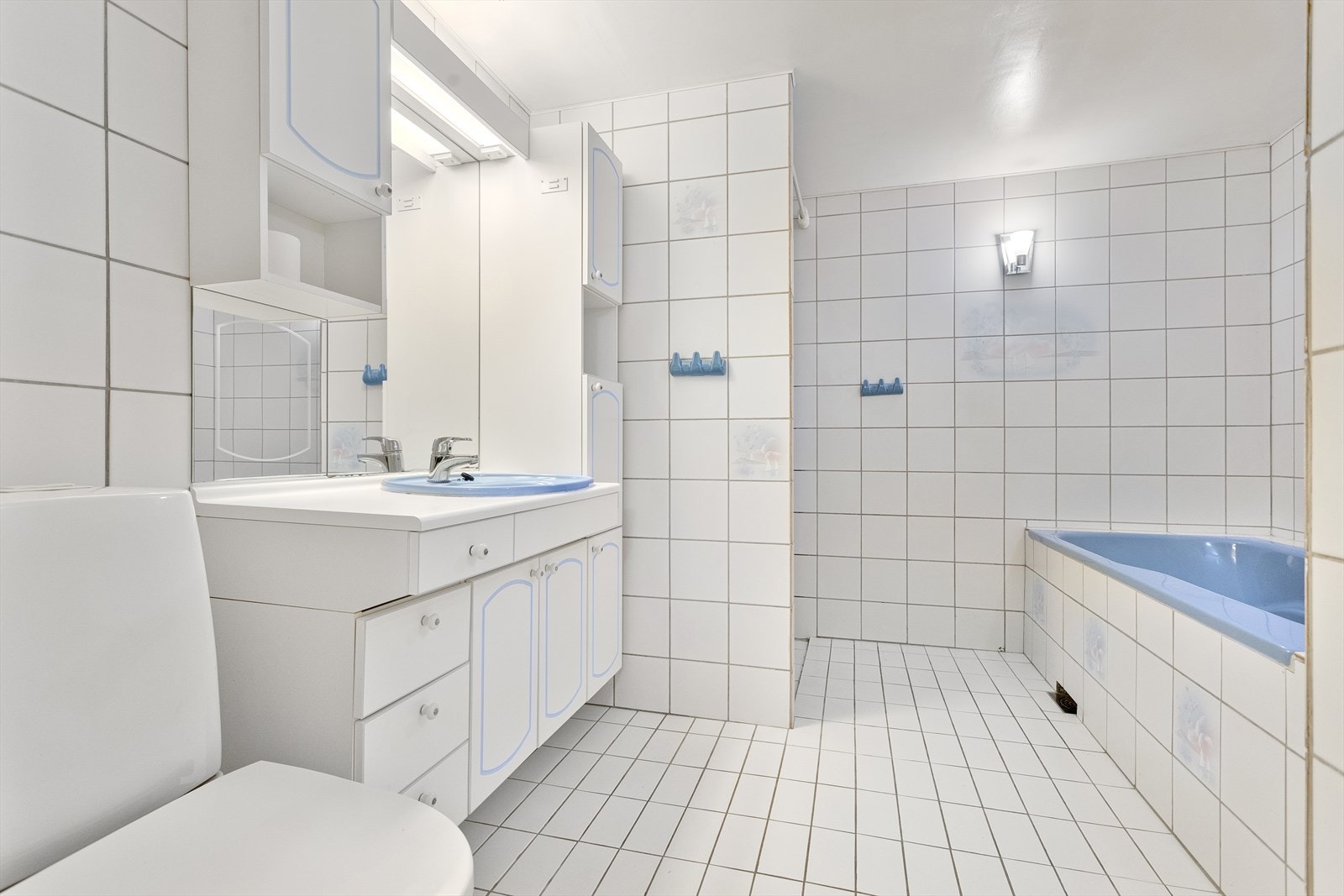 Romslig baderom med dusj og badekar. Galleribilde