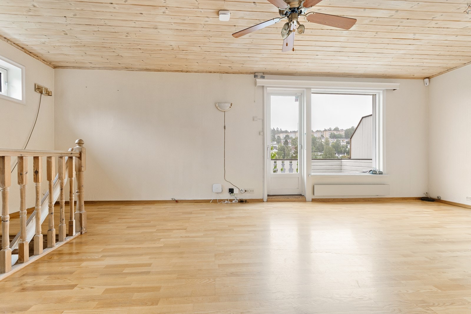 Takhøyde her i stuen er målt til 2,42m. Galleribilde