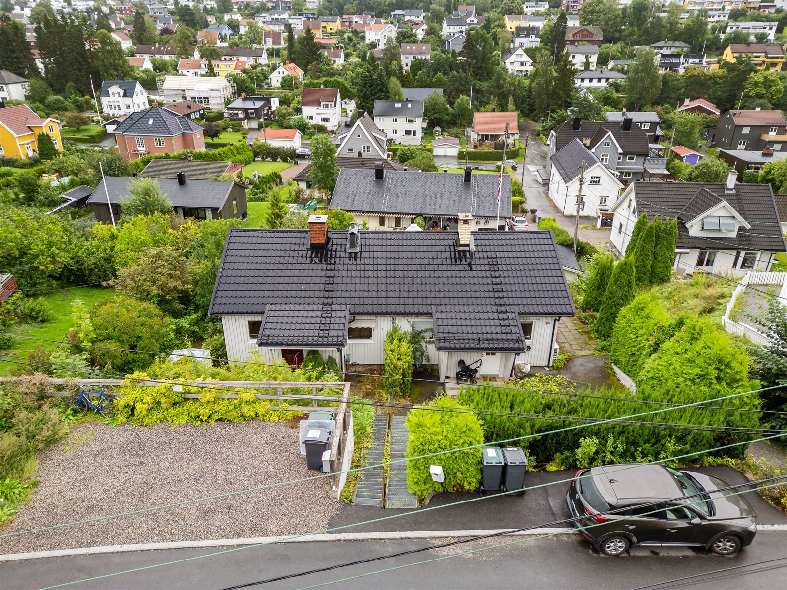 Boligen disponerer to biloppstillingsplasser. Galleribilde