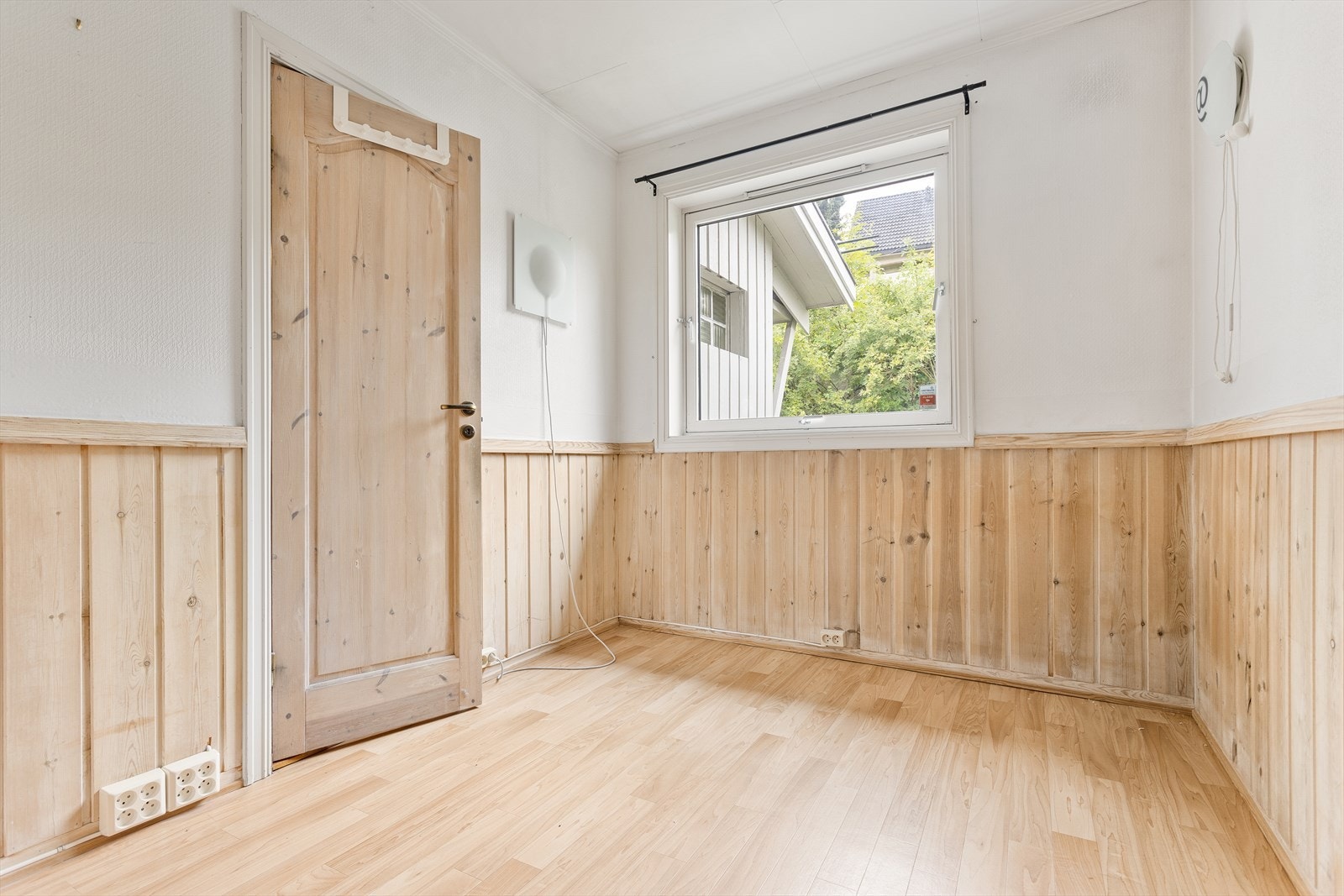 Brystningspanel og strietapet på vegger Galleribilde