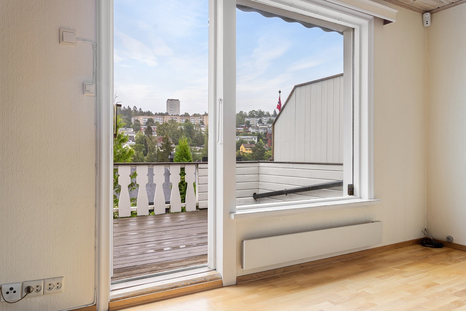 Store glassflater slipper inn rikelig med dagslys Galleribilde