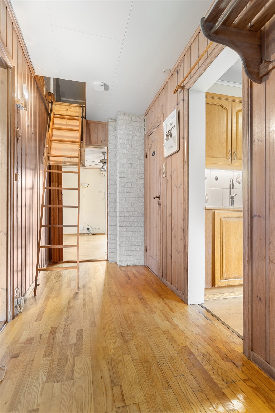 I gangen er det trapp opp til loftet med nedsenkbar trapp. Galleribilde