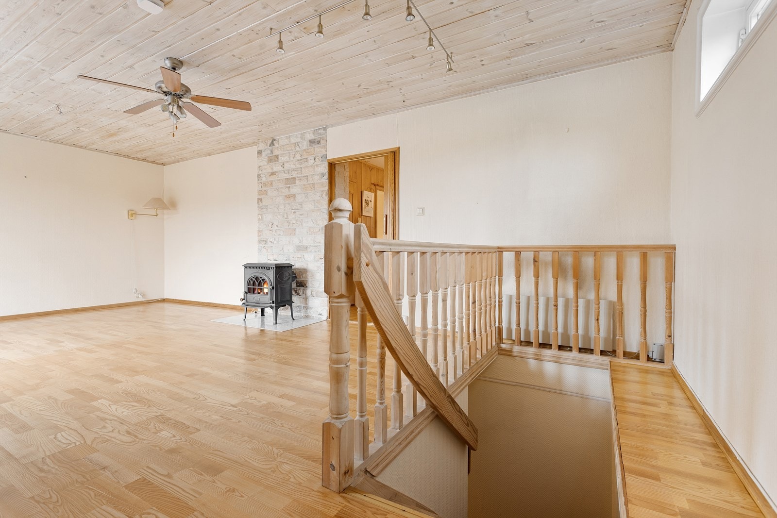 Trappens plassering gjør rommet enkelt å møblere Galleribilde