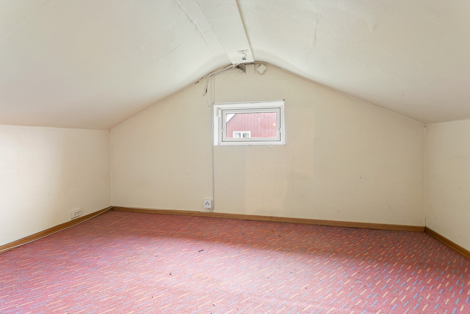 Det ene rommet på loftet har blitt brukt som kontor Galleribilde