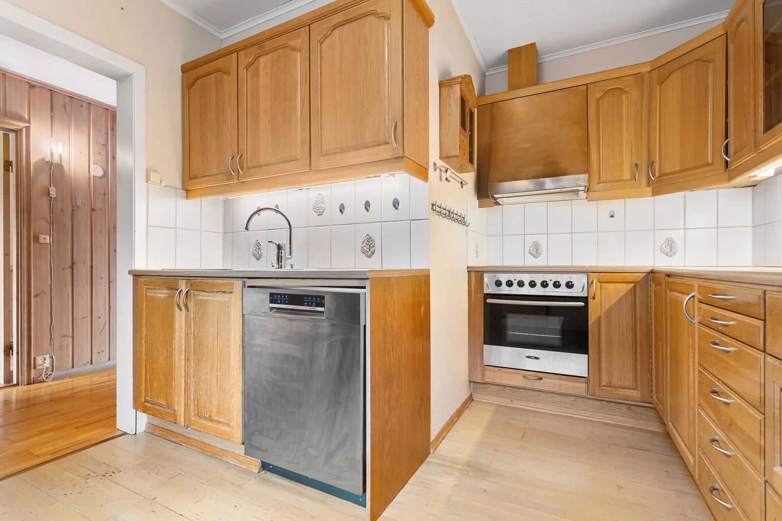 Kjøkkenet er et tradisjonskjøkken med profilerte fronter Galleribilde