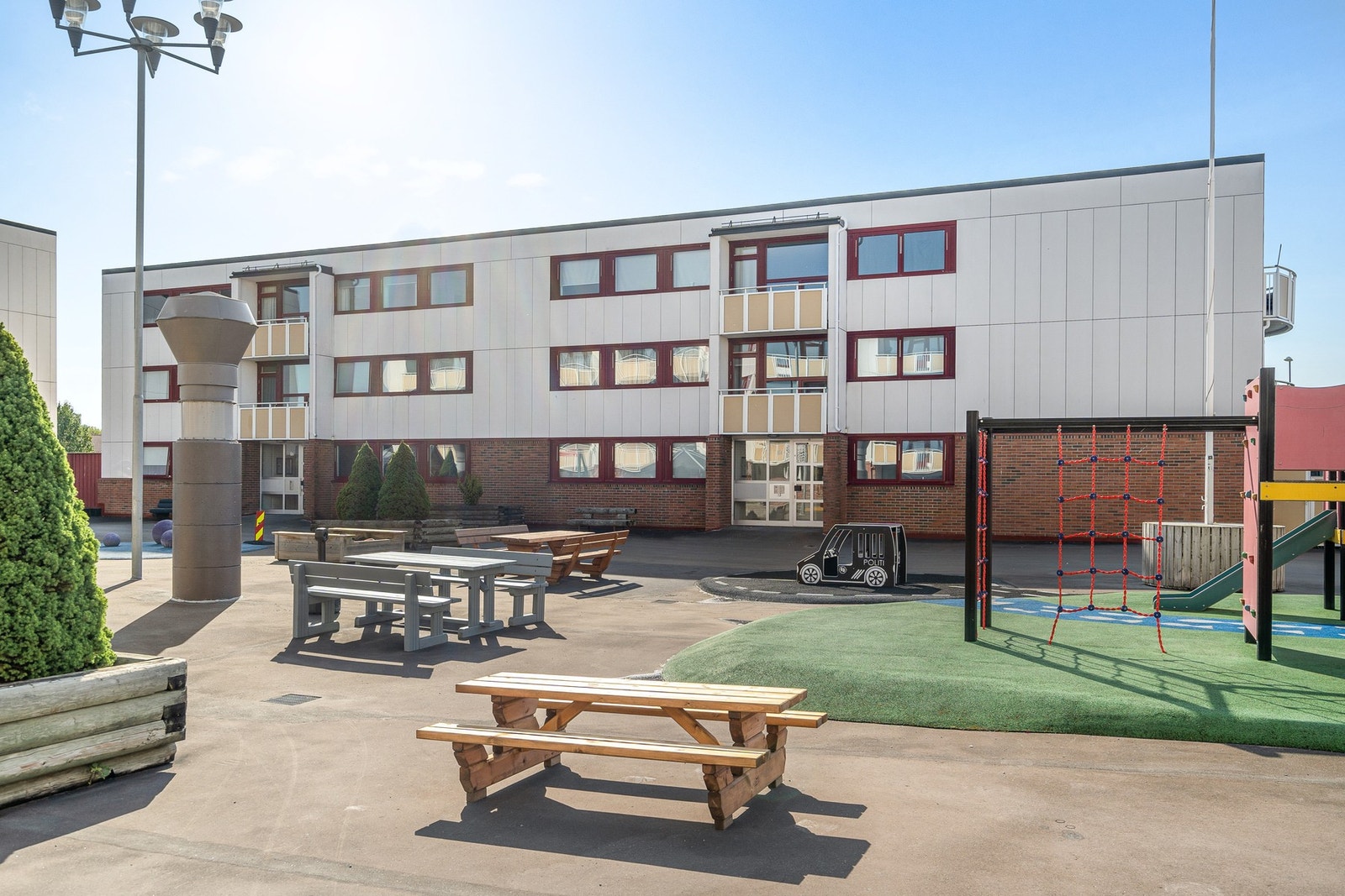 Fra leiligheten er det kort vei til skole, dagligvarebutikk og metrobusstopp med hyppige avganger. Galleribilde