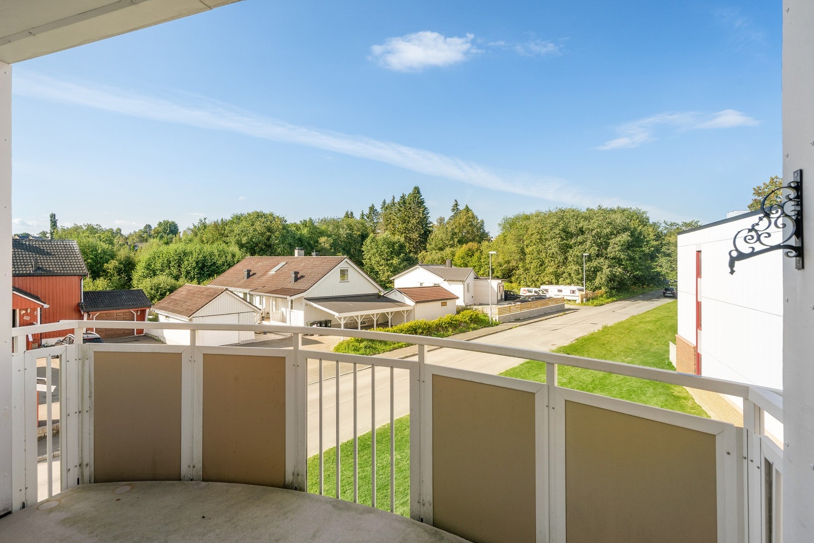 Gode parkeringsmuligheter i borettslaget, med mulighet for leie av garasjeplass i p-kjeller. Galleribilde