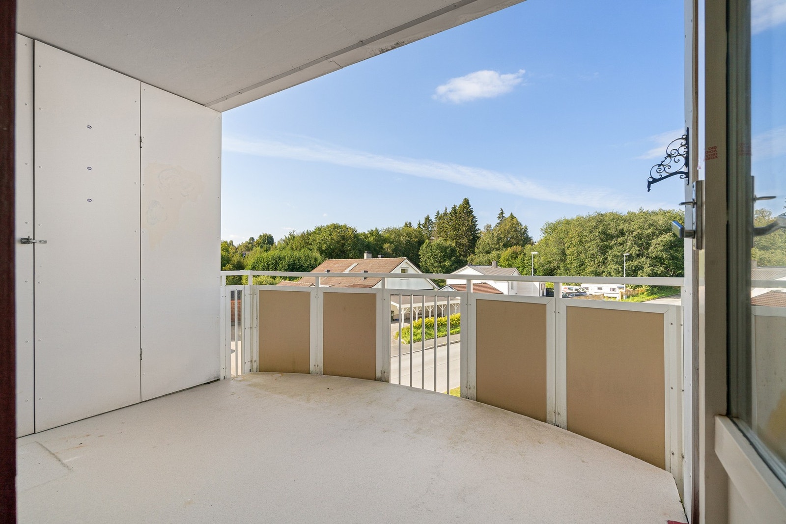 Fra stuen er det utgang til en romslig vestvendt balkong med gode solforhold. Galleribilde