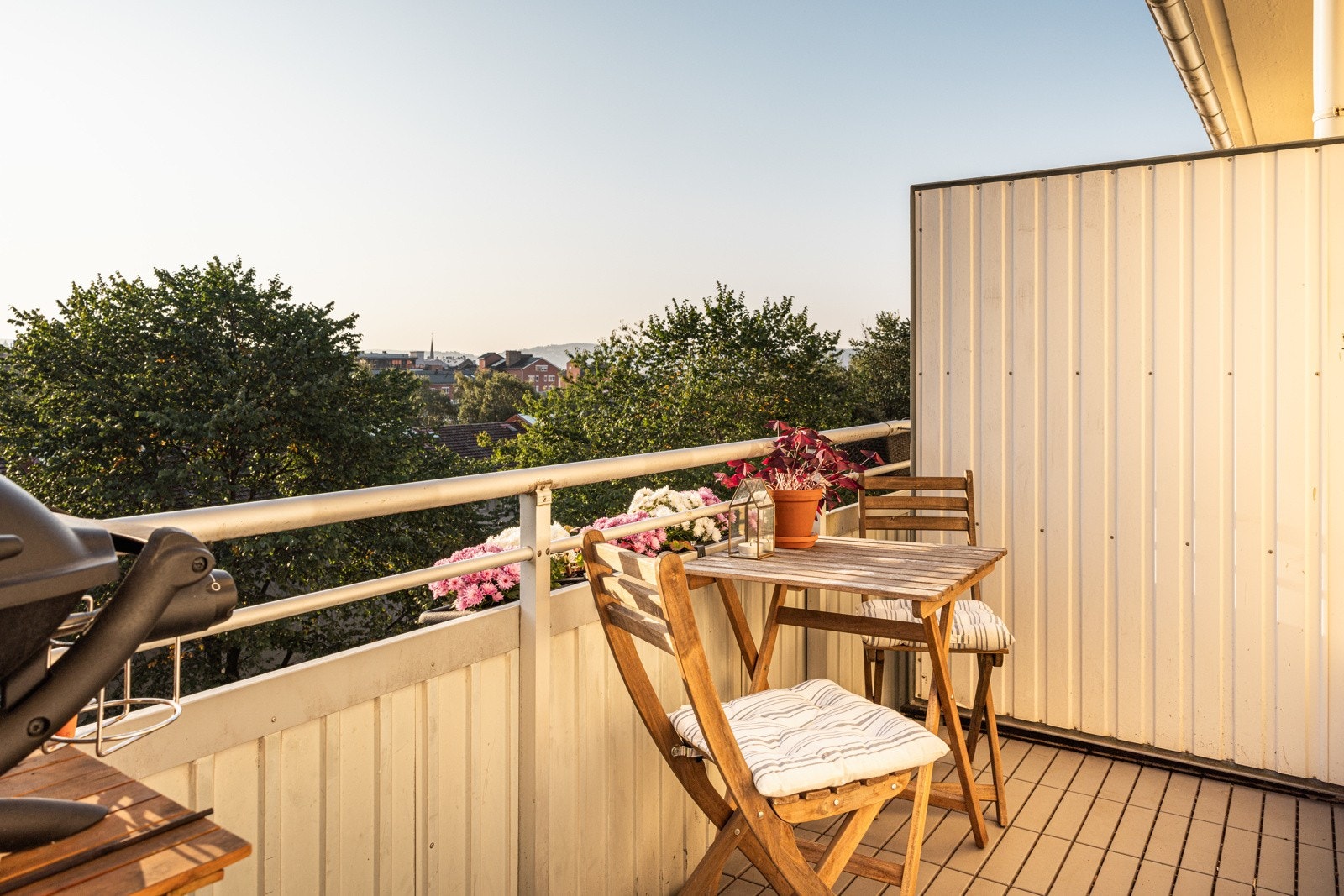 VI tar turen ut til den fantastiske balkongen, med utgang fra kjøkkenet. Galleribilde