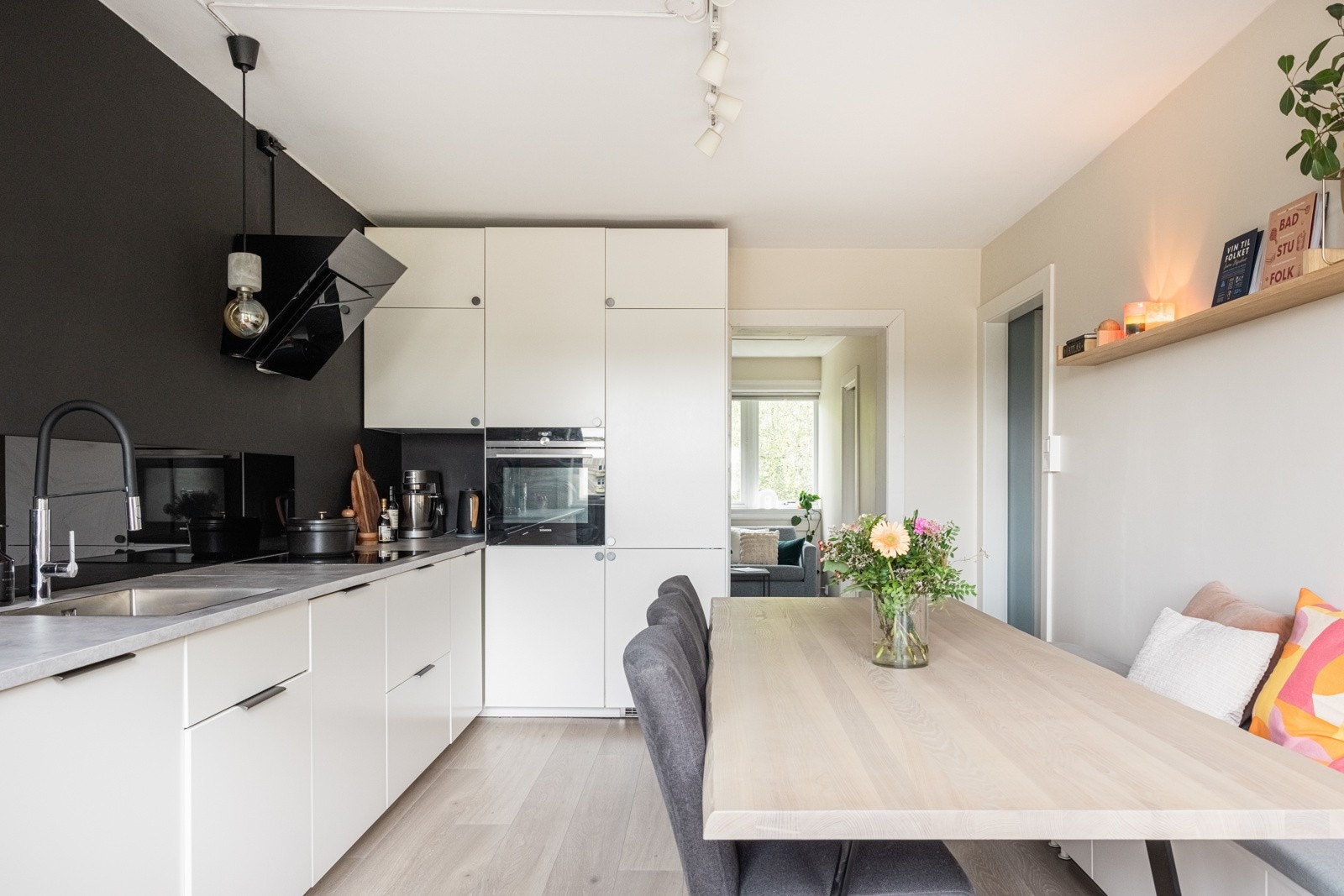 Vi tar turen inn igjen. Kjøkkeninnredning består av glatte fronter med mentallhåndtak og laminat benkeplate. Galleribilde