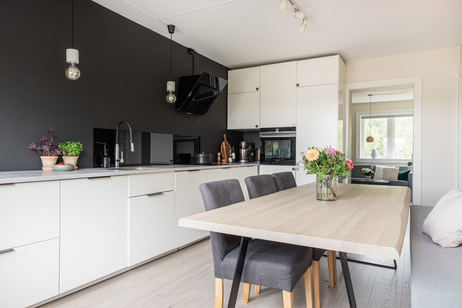 Vi starter med det nydelige kjøkkenet fra 2018. Her kan du virkelig kose deg med matlagingen. Galleribilde