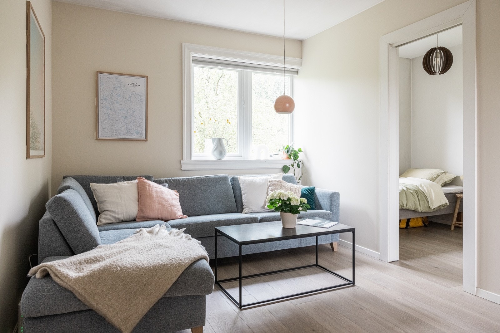 Det er plass til større sofagruppe, salongbord og studiobenk her inne. Galleribilde