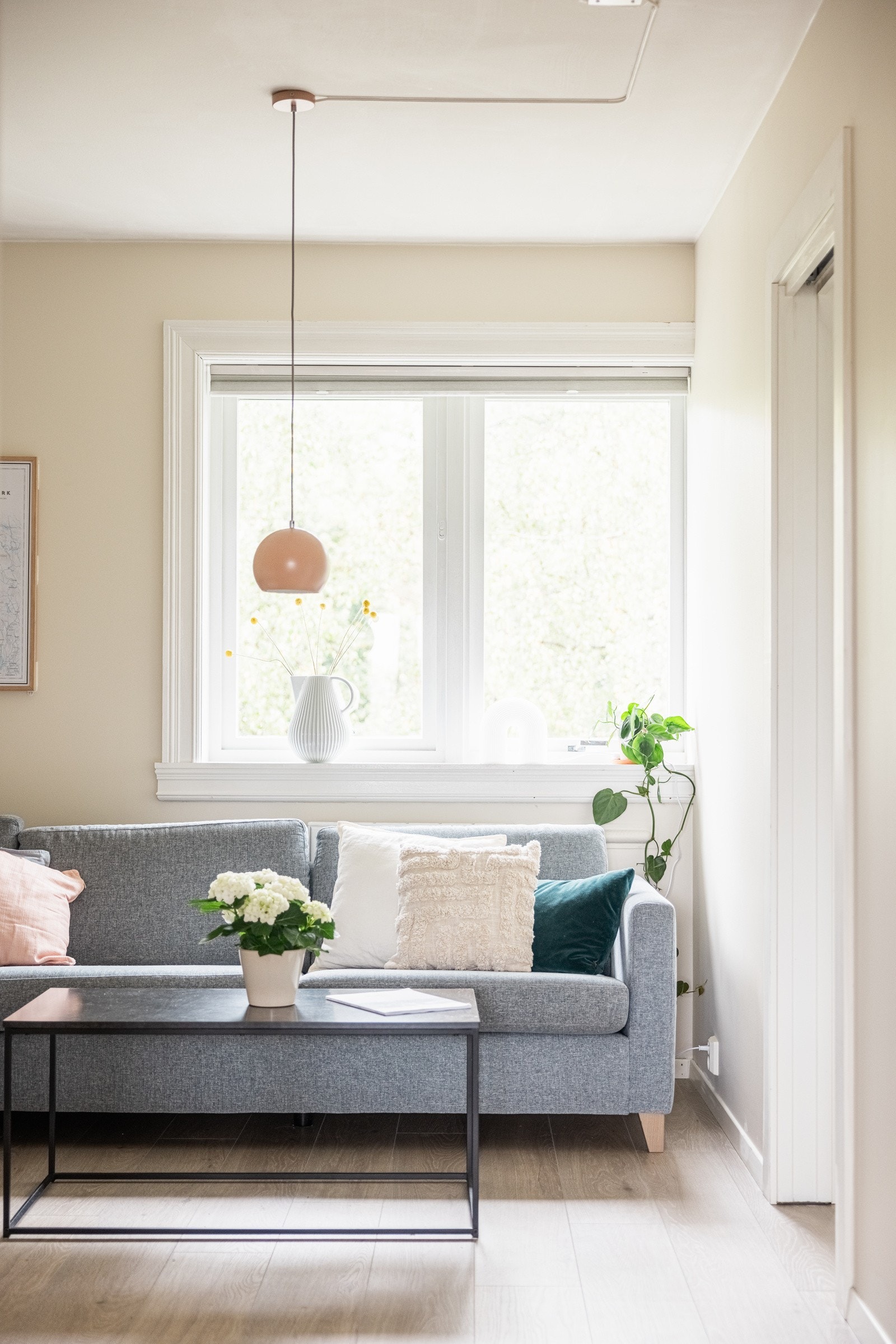 Fra kjøkkenet, som i praksis er en spisestue, finner vi dagligstuen. Galleribilde