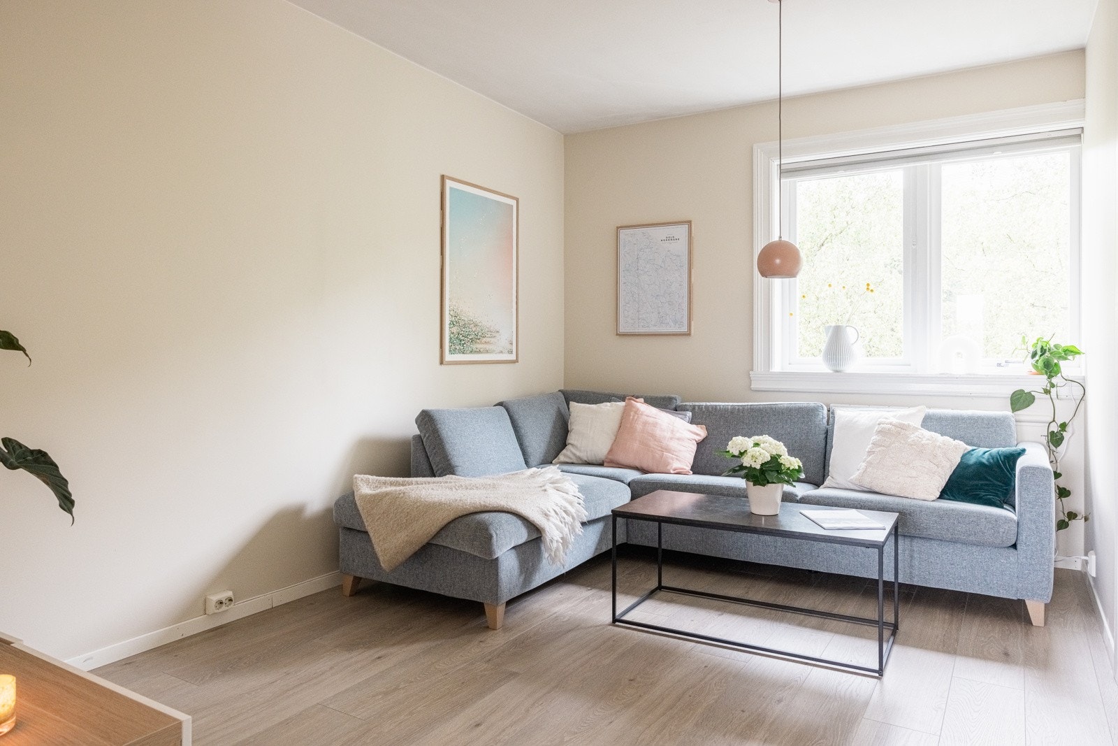 Stuen er tilrettelagt for at avslapping og hyggelige stunder. Galleribilde