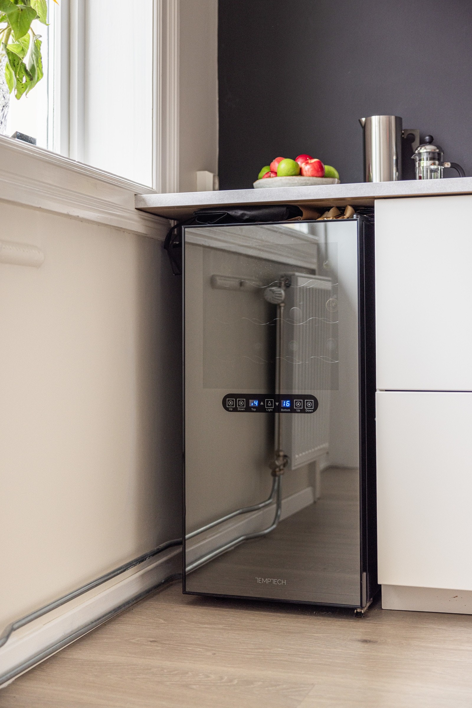 Her får du integrert koketopp, stekeovn, oppvaskmaskin og kjøl/frys. Og eget vinskap! Galleribilde