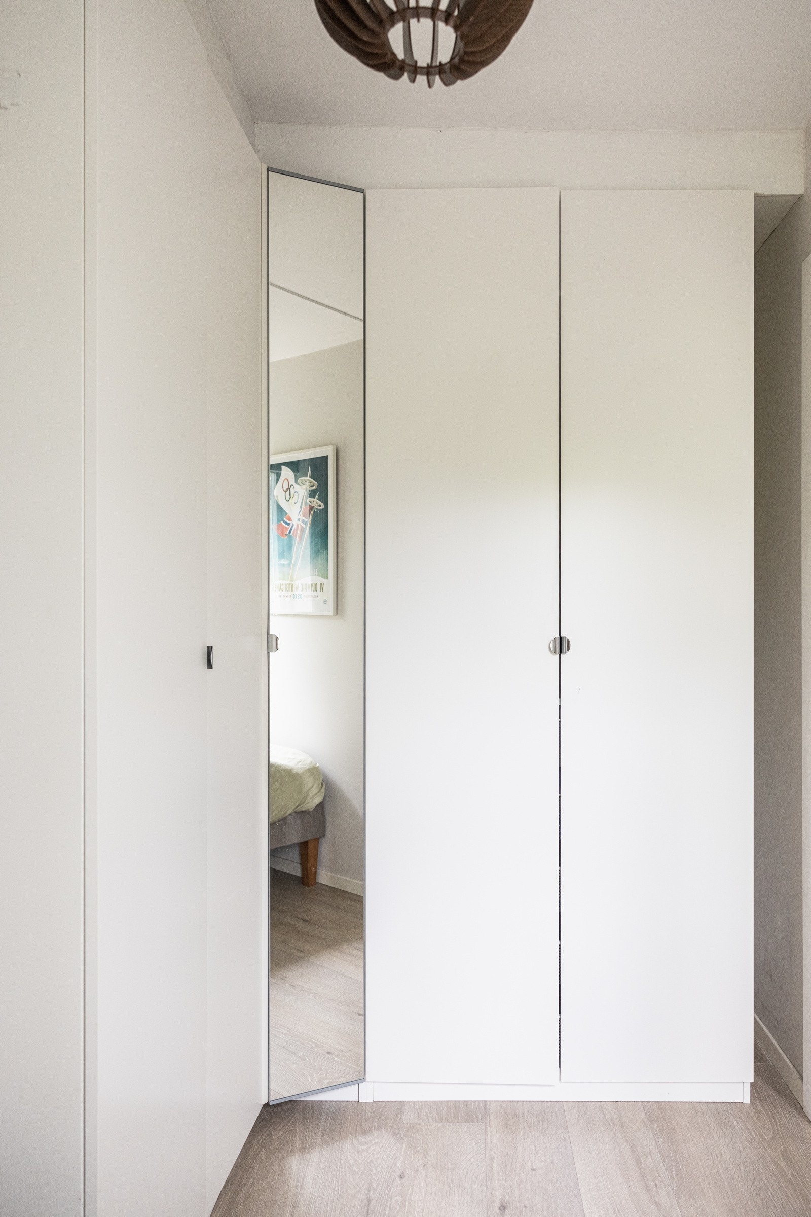 Her inne er det satt inn større garderobeløsning. Denne følger med. Galleribilde