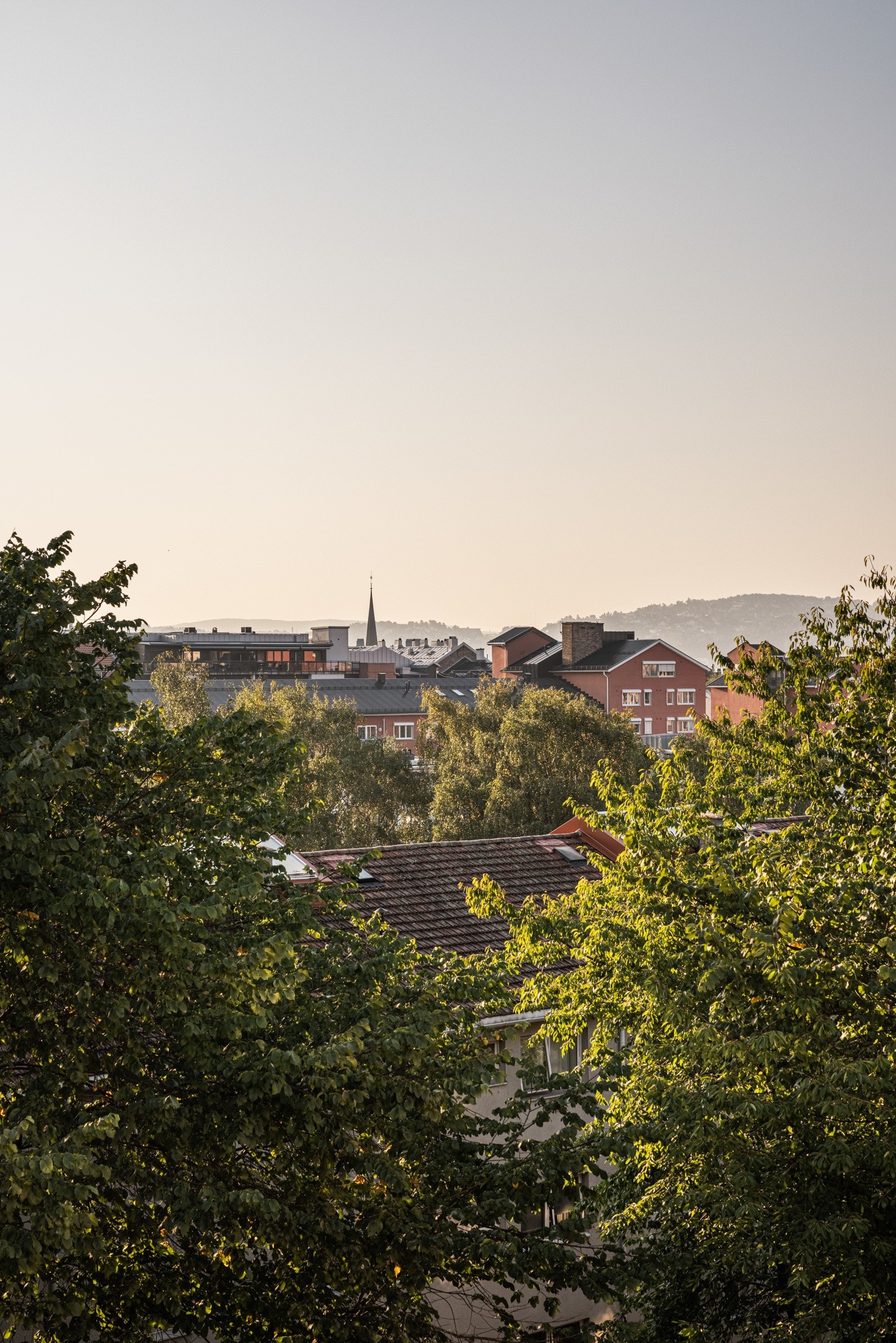Og dette er utsikten fra balkongen. På sommeren titter solen frem fra tidlig om morgenen, før den takker for seg midt på dagen. Galleribilde