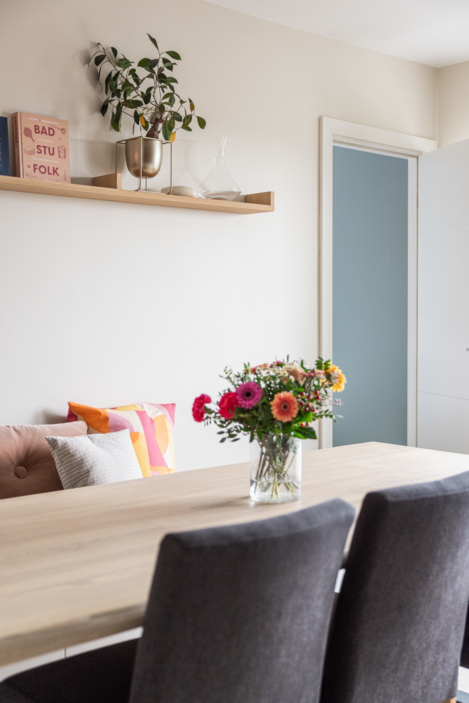 Fra kjøkkenet finner vi første av totalt to soverom. Galleribilde