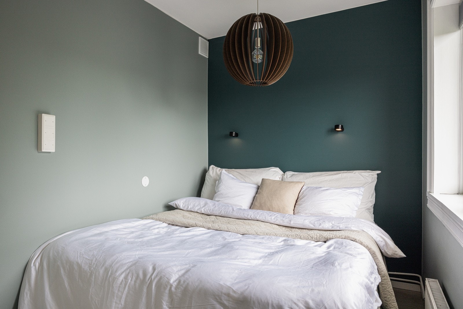 Soverommet er et svært innbydende rom, hvor alt er lagt tilrette for en god natt søvn. Galleribilde