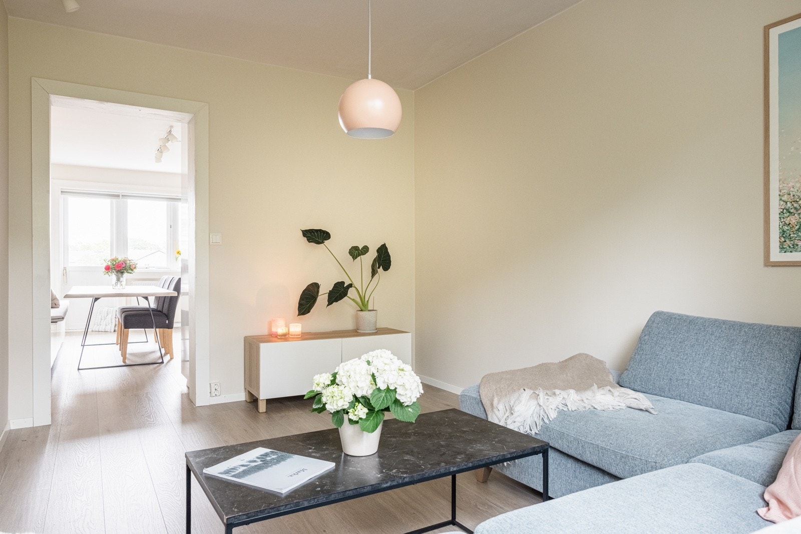 Rommet er malt i en tidsriktig og fin fargetone nå i 2024. Galleribilde