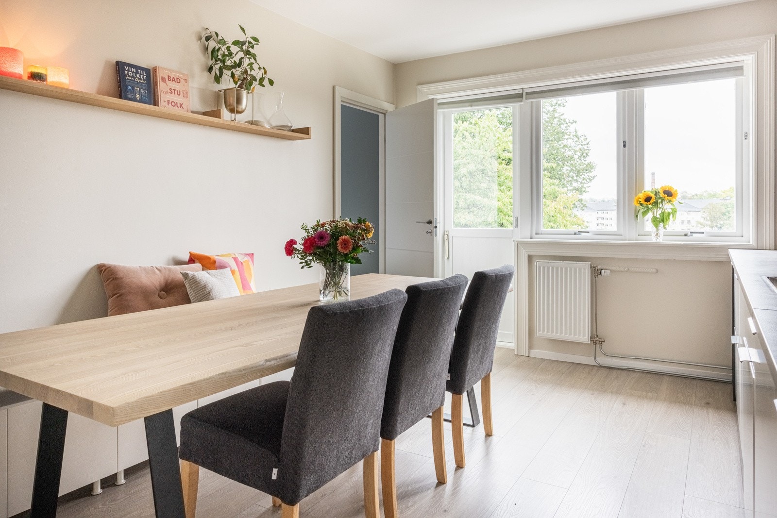 Kjøkkenet er i dag innredet med spisegruppe og stor sittebenk. Her kan det nytes gode måltider med venner og familie. Galleribilde