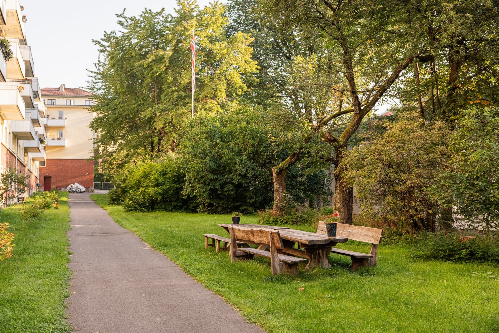 Bakgårdsområdet er i hvert fall svært frodig, rolig og innbydende. Det er også flere sittegrupper til glede for beboerne. Galleribilde