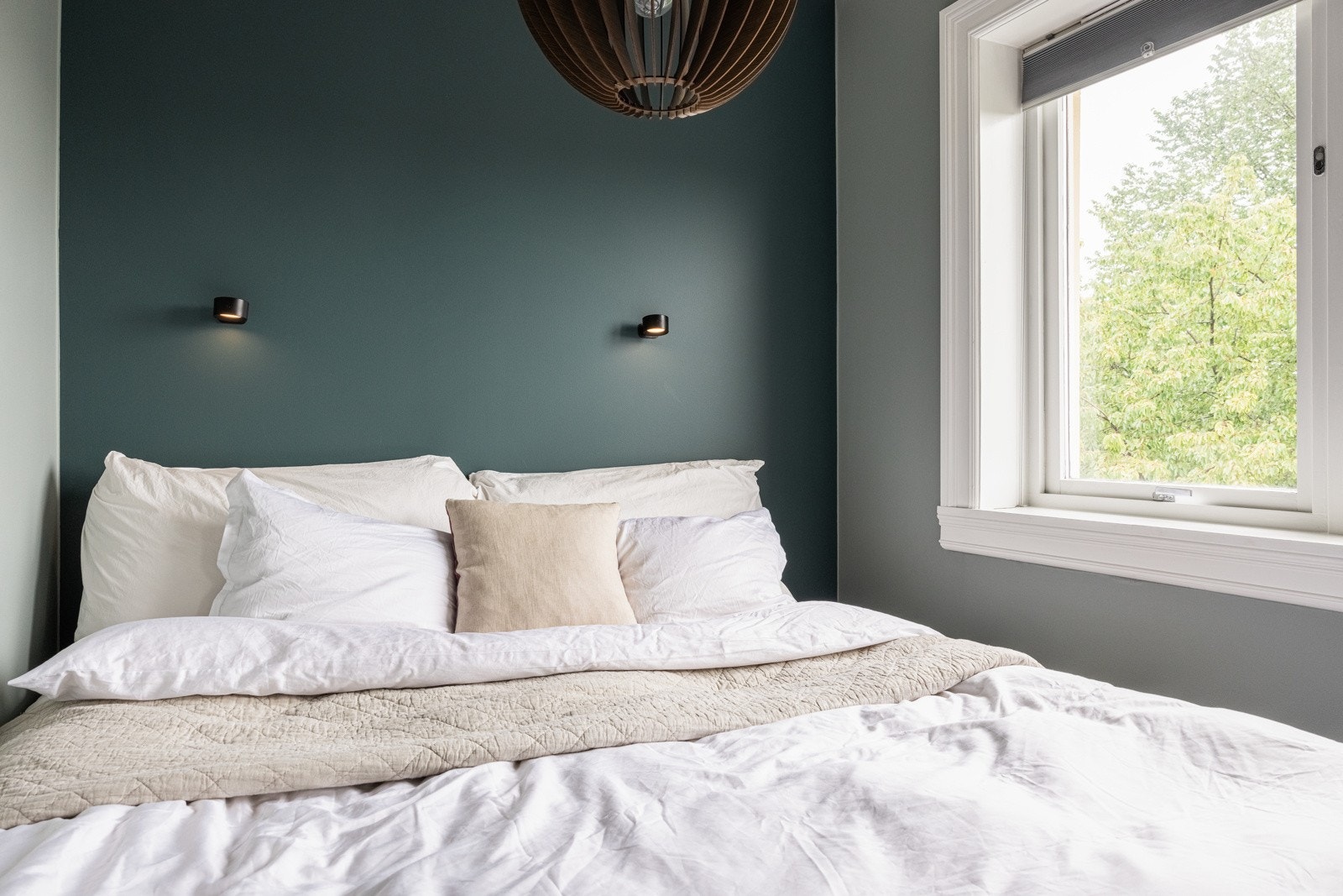 Her er det plass fin til dobbeltseng. For å utnytte plassen til sin helhet, har selger montert vegghengte lampetter. Galleribilde