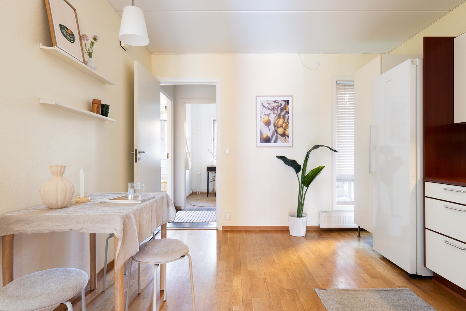 På kjøkkenet er det også plass til et hyggelig bord. Perfekt for frokosten. Galleribilde