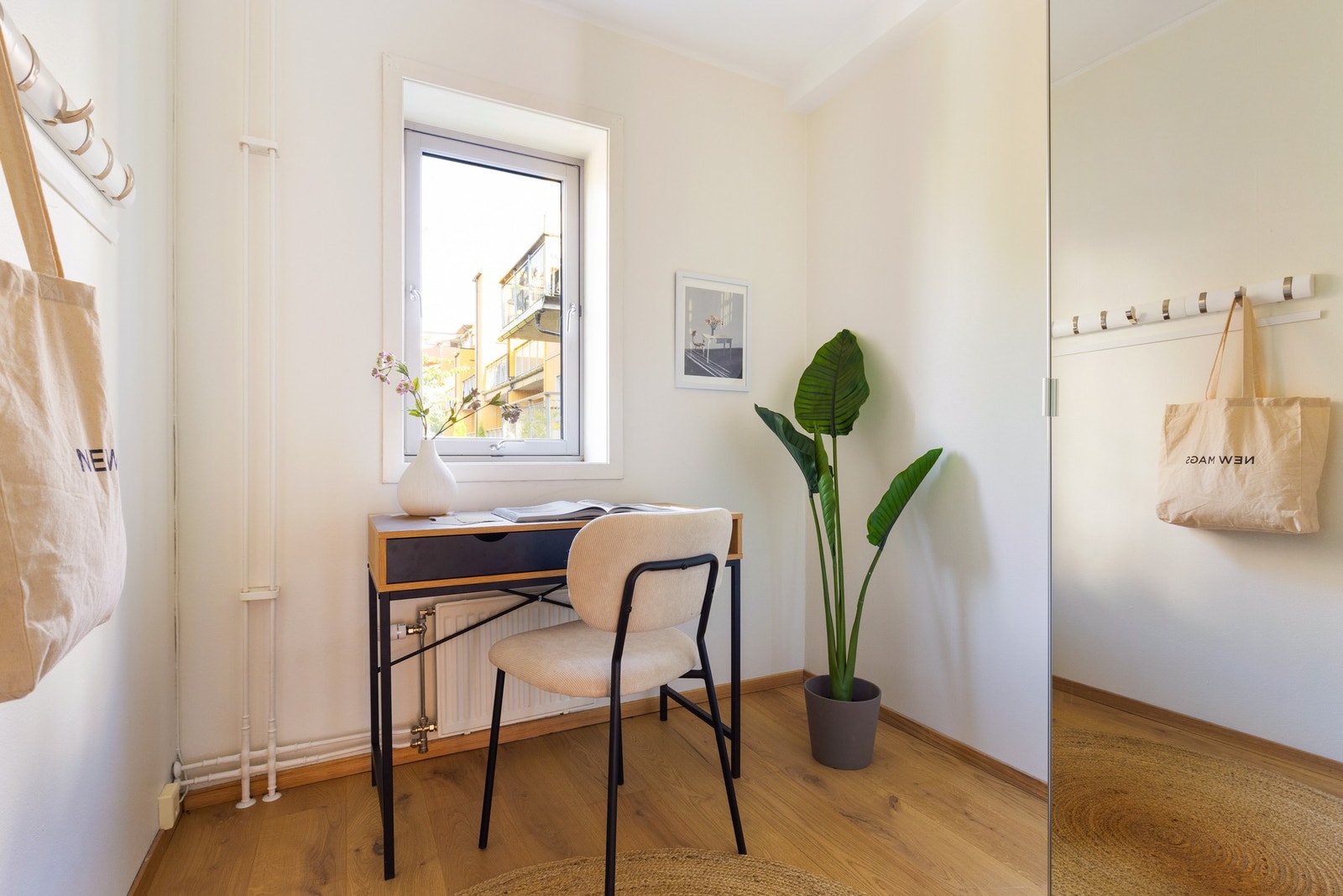 I tilknytning til entréen er det et kontorrom/omkledningsrom som selger i dag benytter som soverom. Galleribilde