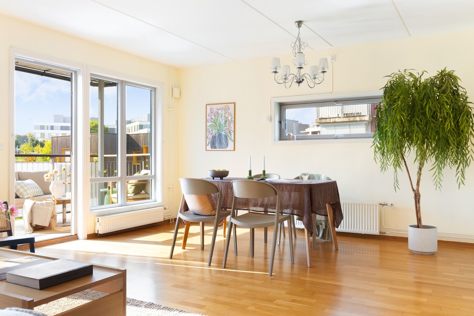 Med beliggenheten på enden og flere vindusflater vil boligen oppleves lys og luftig. Galleribilde