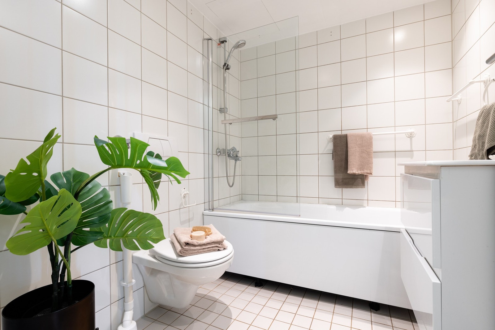 Boligens baderom er flislagt og lyst og har varme i gulv og downlights i himling. Galleribilde