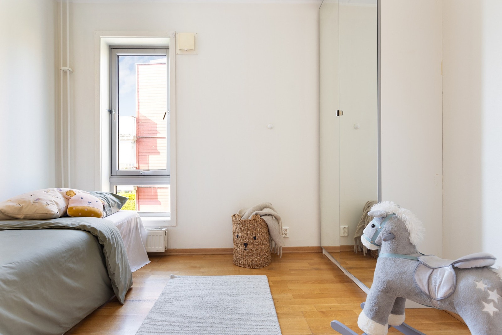Det er plass til seng og oppbevaringsmøblement. Galleribilde