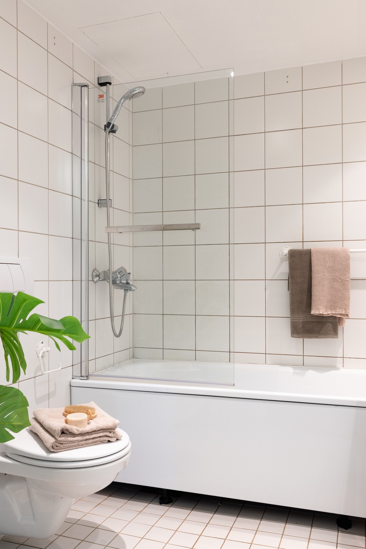 Badet har opplegg for vaskemaskin og plass til tørketrommel. Servantskap, servant, sideskap og badekar er installert i 2022. Galleribilde