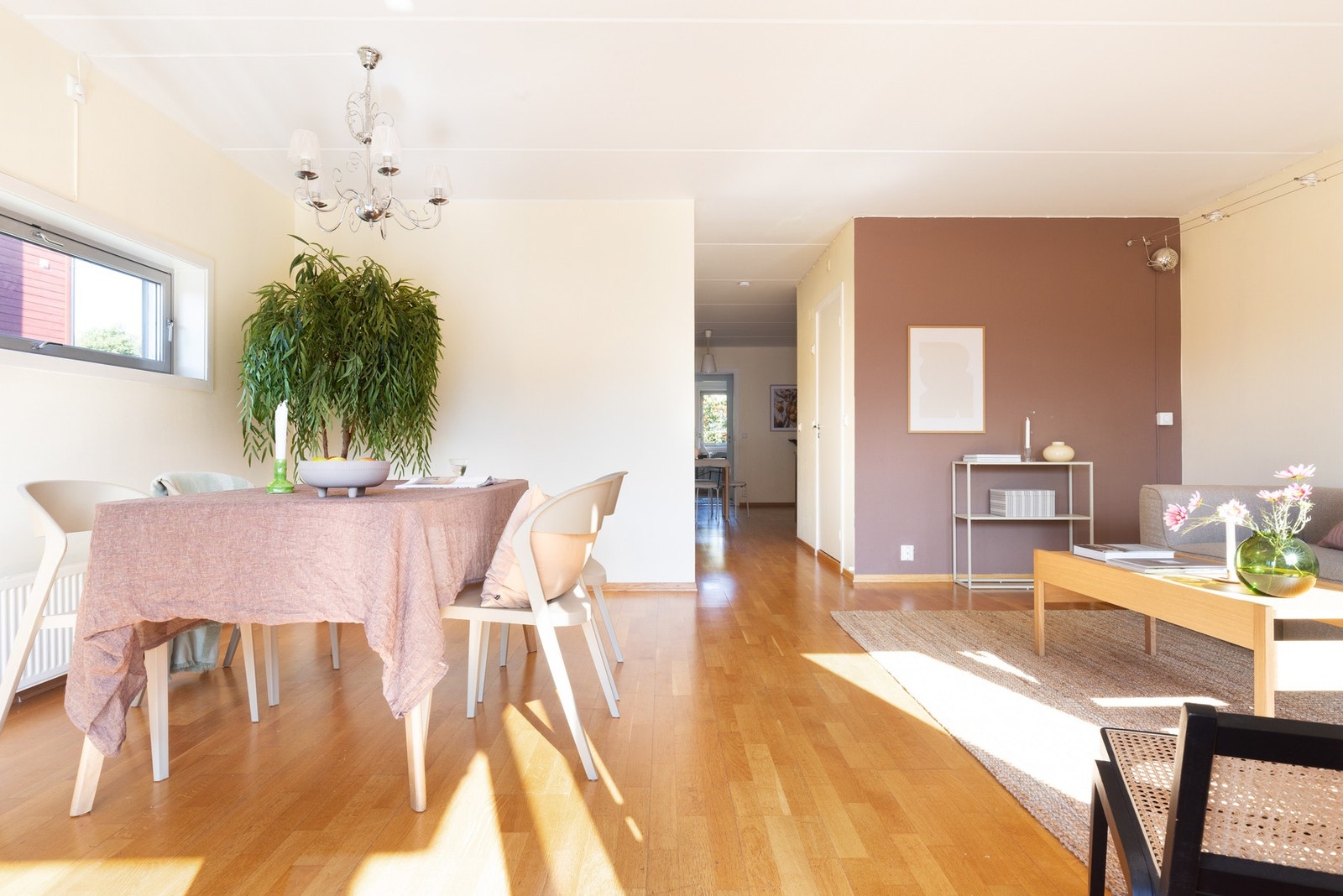 Stuen er romslig og blir det naturlige samlingspunktet for både familie og gjester. Galleribilde