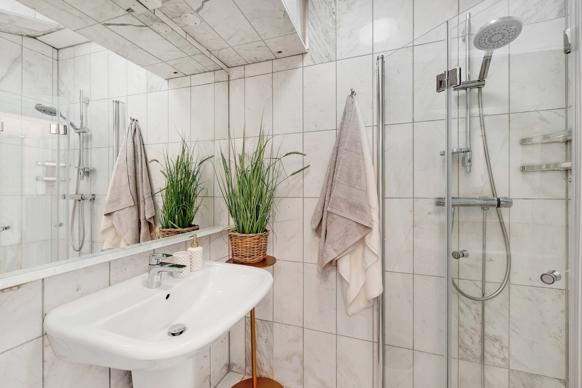 Flislagt bad med dusjhjørne, WC og servantskap Galleribilde