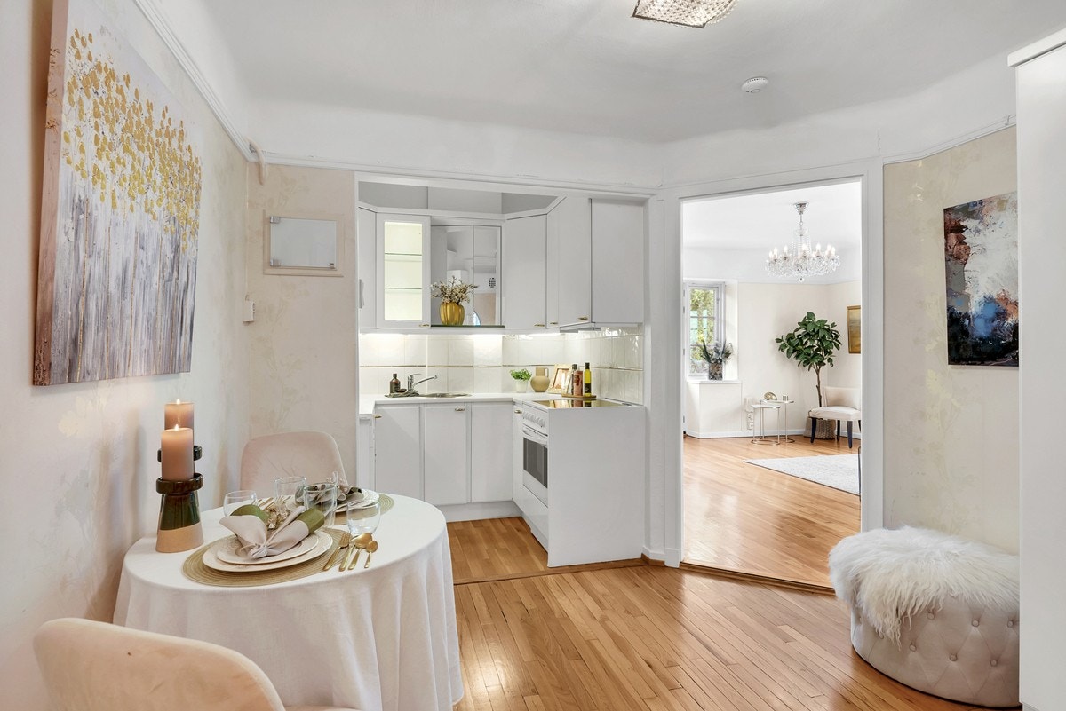 Delvis åpen kjøkkenløsning mot spisestue - mulighet for peis Galleribilde