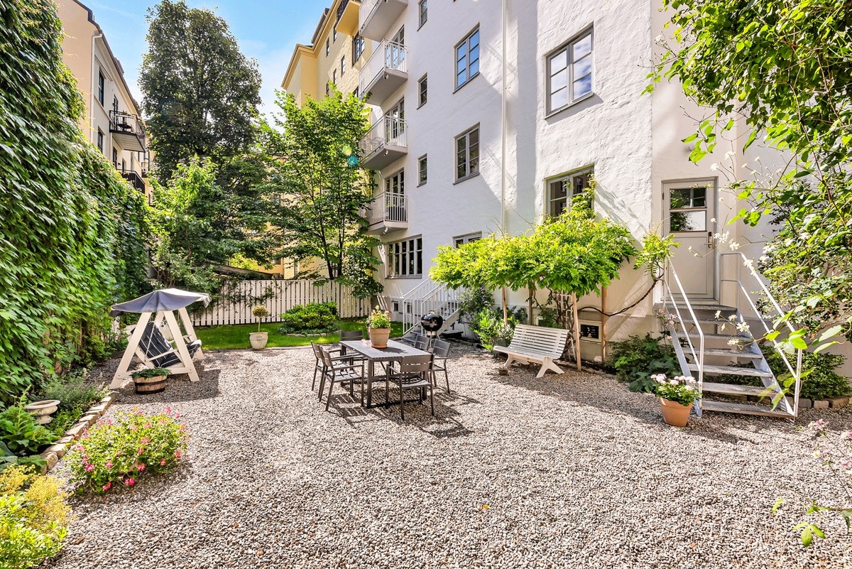 Meget tiltalende bakhage, hvor det er nedlagt mye arbeid av gårdens ildsjeler - den må oppleves Galleribilde