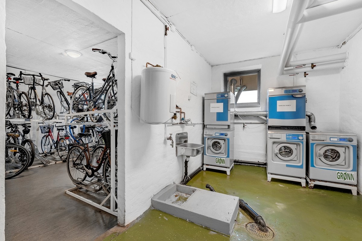 Felles vaskerom- og sykkelbod ( enklet å ta sykkelen ut i bakhagen, for vask/reparasjon) Galleribilde