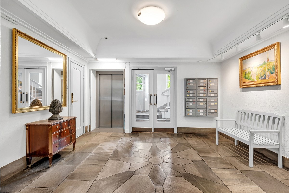 Lekker hall med utgang til bakhagen Galleribilde