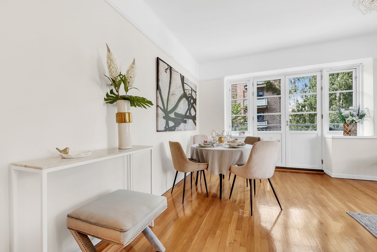 Utgang til vestvendt balkong fra stuen Galleribilde