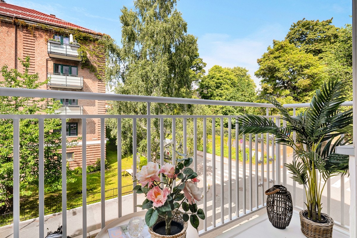 Balkong med nydelig utsyn mot den frodige "Ambassadeparken" Galleribilde